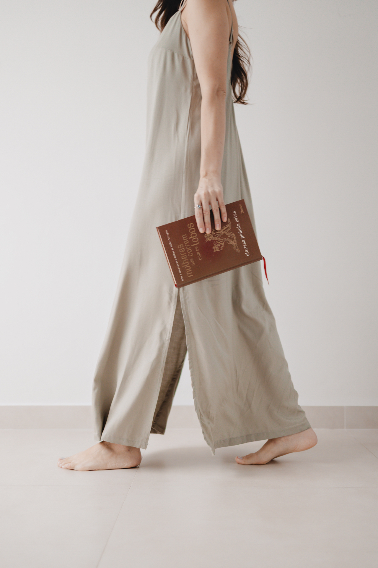 Caminhar silencioso com livro em mãos