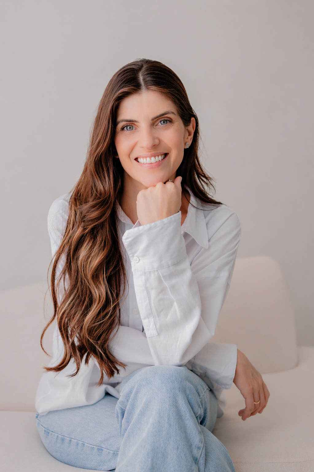 Deliziane caminhando descalça com livro em mãos